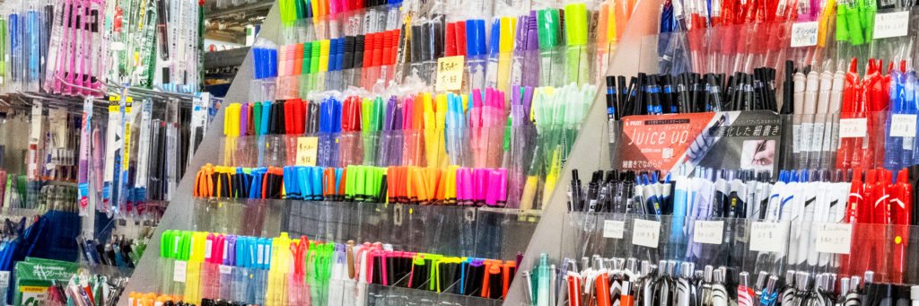 やない文具店内の筆記具売り場