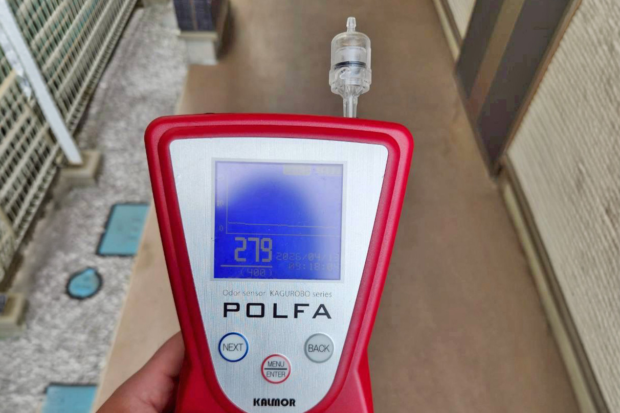 臭気計で室内の臭いを測定する様子